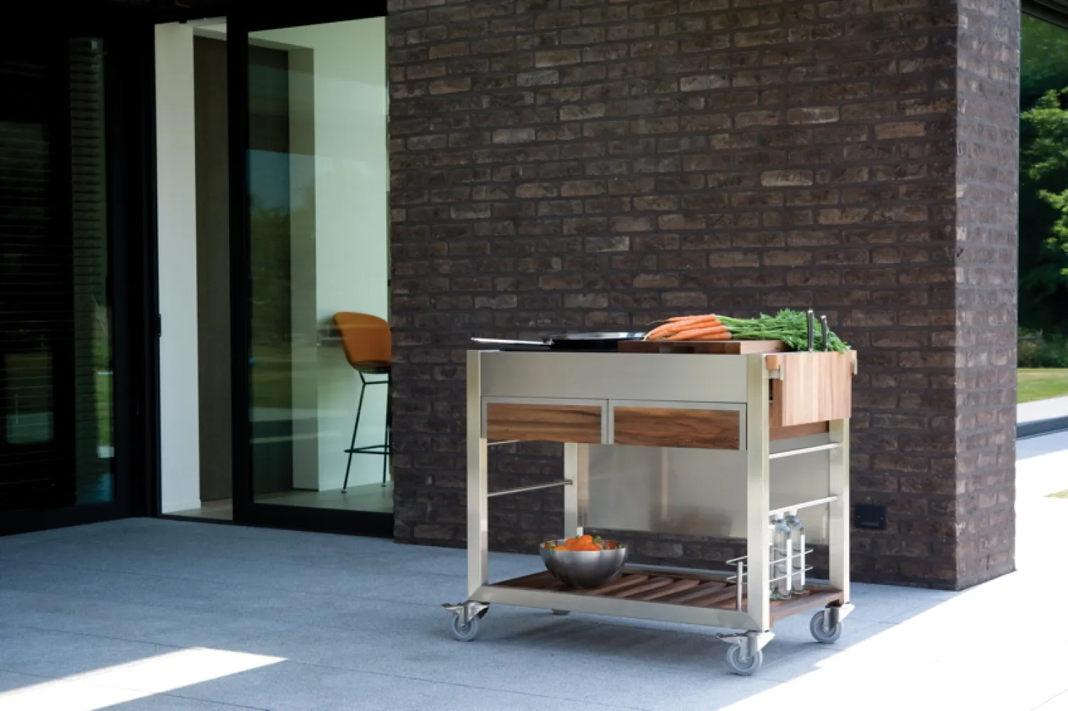 sandy|outdoorkueche-kuechenwagen-tomboy-teak-induplus-duo-unico-6.jpg